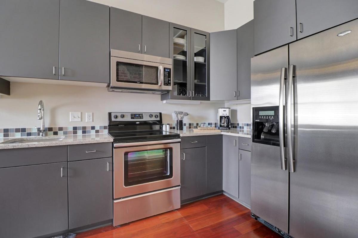 Downtown Loft- Steps Away From Plant Riverside! Savannah Exterior photo